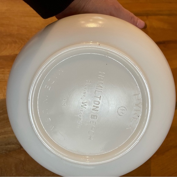 Vintage White Pyrex Hamilton Beach 8.5" Rim Ribbed Milk Glass Mixing Bowl #13 - Picture 3 of 5